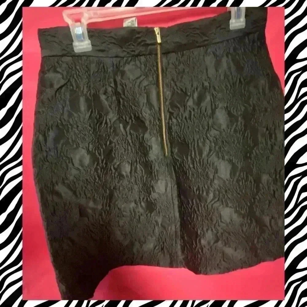 Black Pleated Mini skirt - Picture 2 of 2